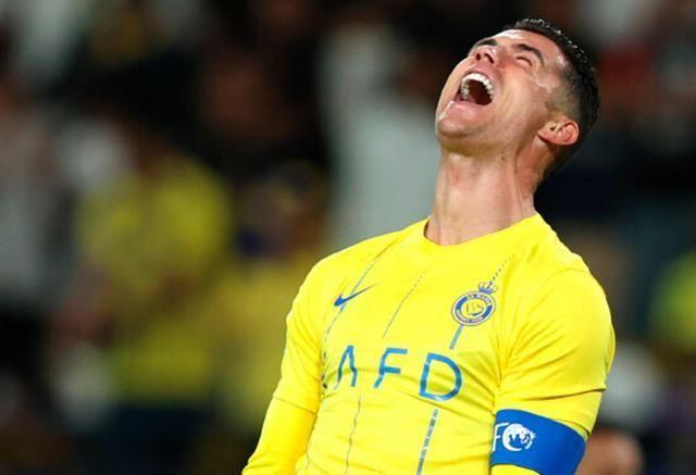 C罗迎来十二赛季出色发挥，老鹰观众热烈欢呼！