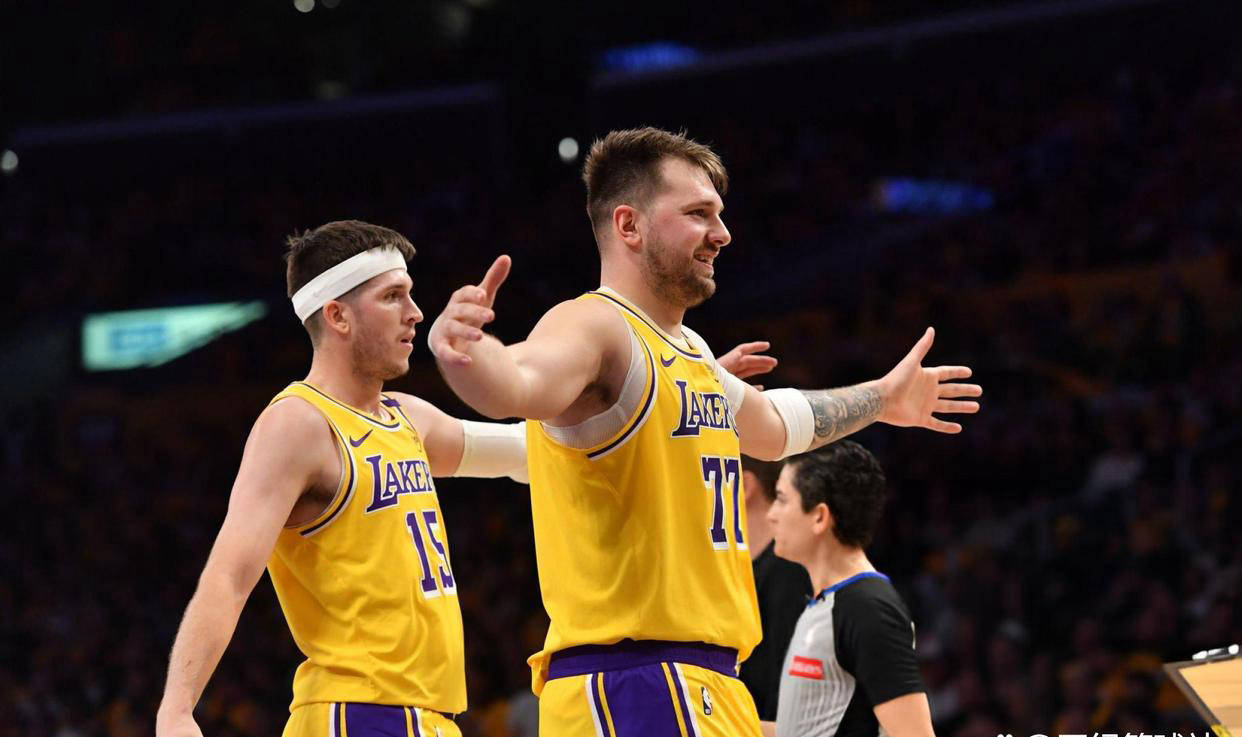 开云-东契奇迎来二十赛季出色发挥，独行侠观众热烈欢呼！的简单介绍-开云